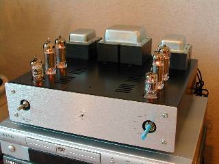 Ampli dans la pénombre